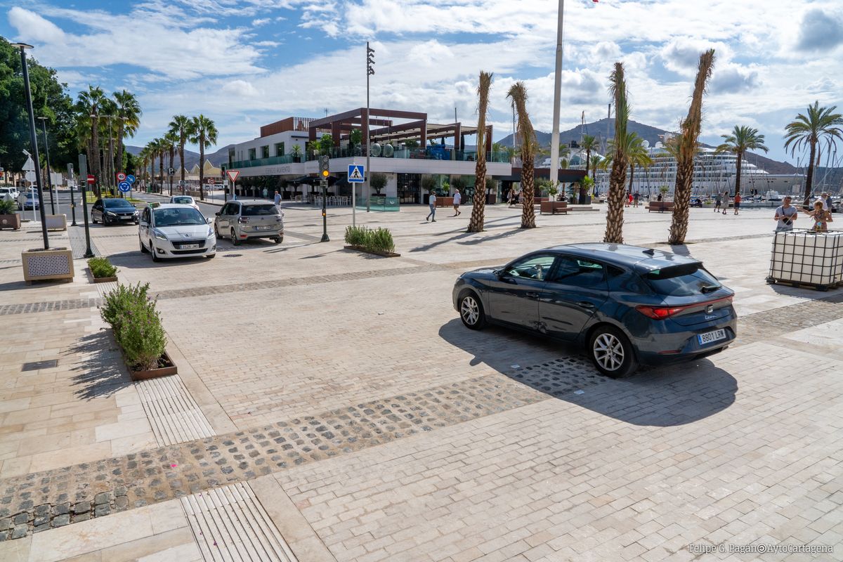 Apertura al tráfico del paseo Alfonso XII, en Plaza Mayor