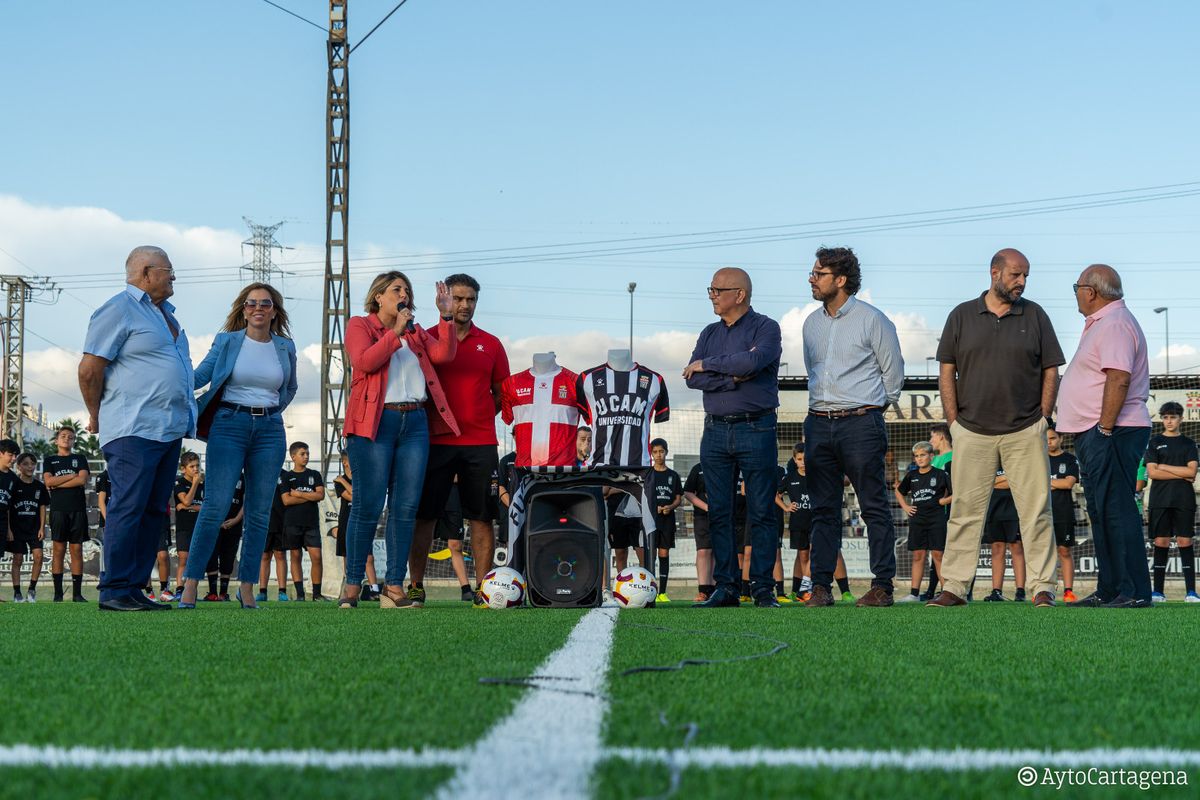 Visita al nuevo campo de fútbol de césped artificial de las instalaciones Gómez Meseguer