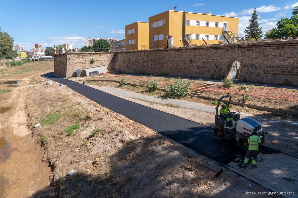 Obras de asfaltado de la senda peatonal del Espacio Algameca