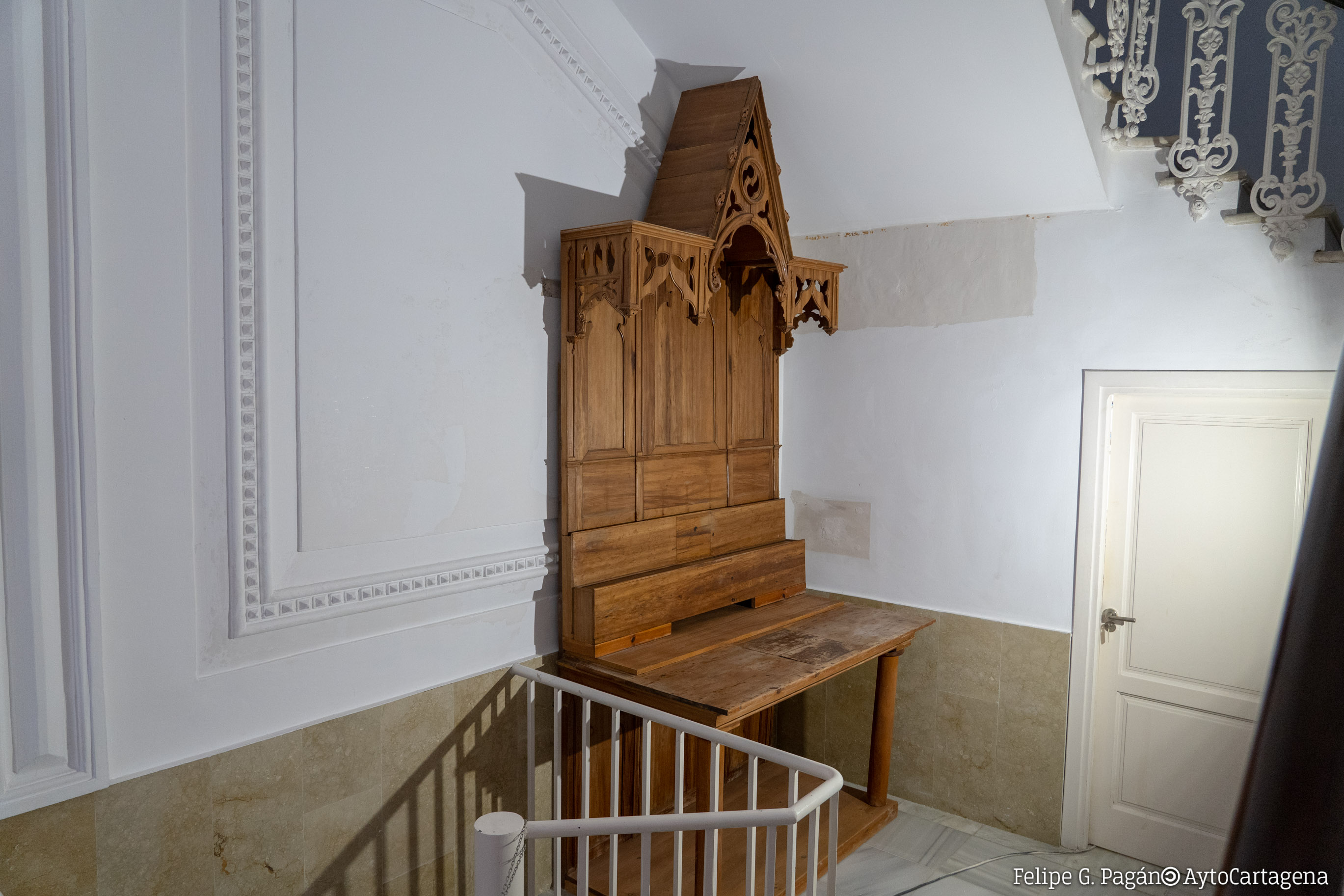 El taller municipal de restauracin recupera un retablo neogtico, ubicado en la capilla de la plaza de toros de Cartagena