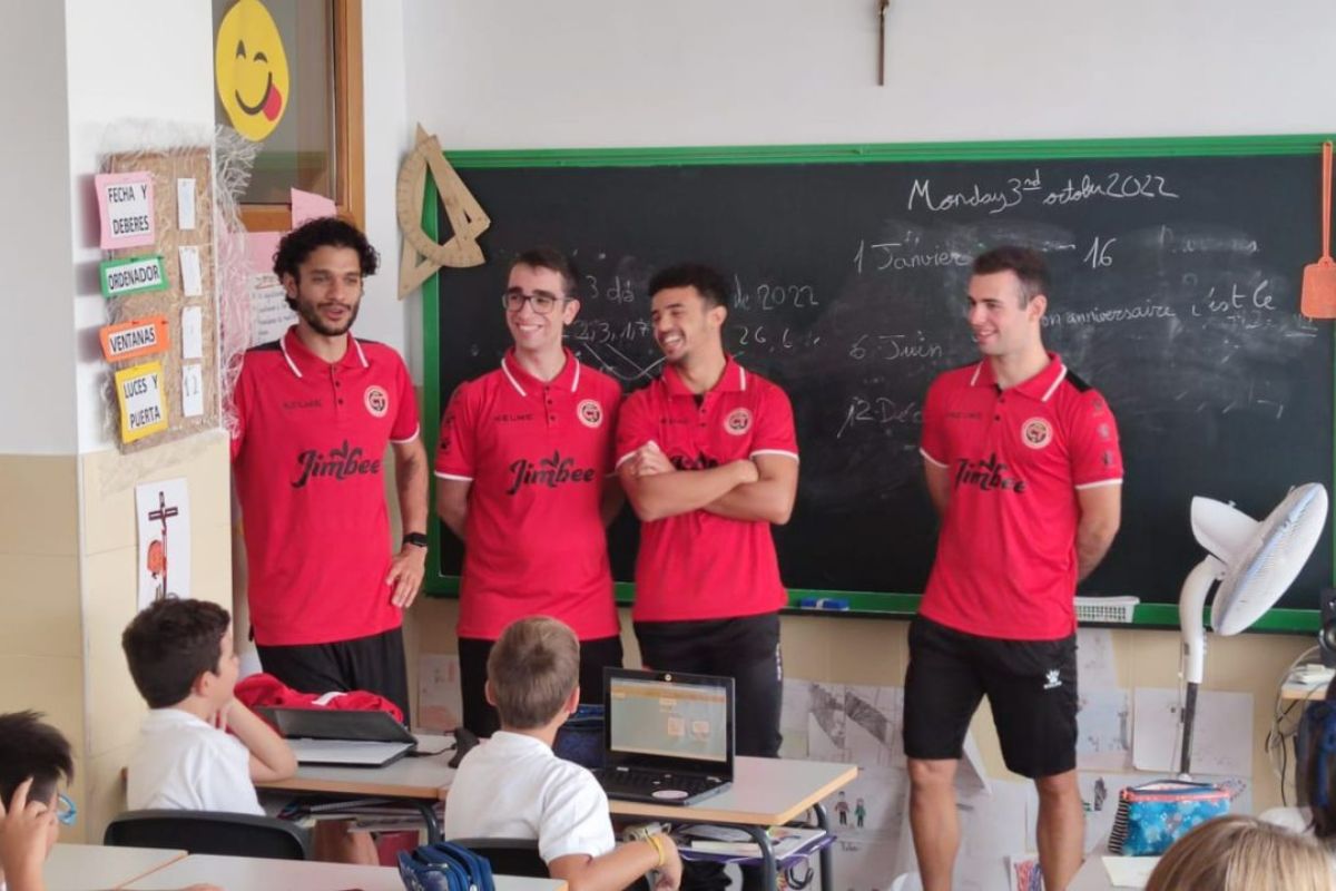 Jugadores del Jimbee visitando al colegio San Vicente del Paul