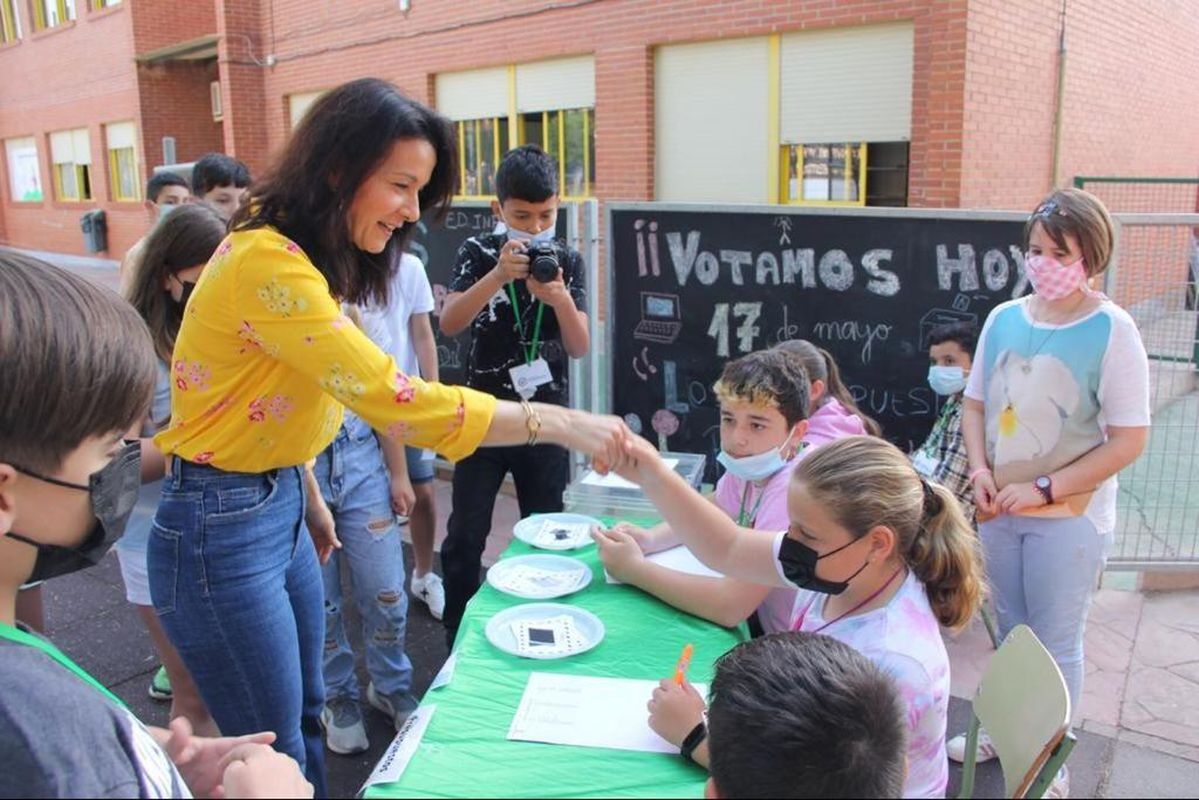 La concejala de Educación, Irene Ruiz, visita uno de los colegios del municipio