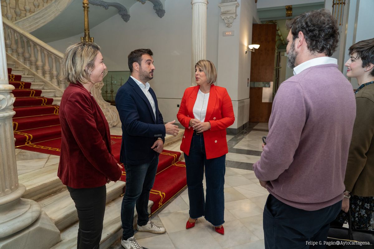 La alcaldesa recibiendo al equipo de Netflix en Cartagena