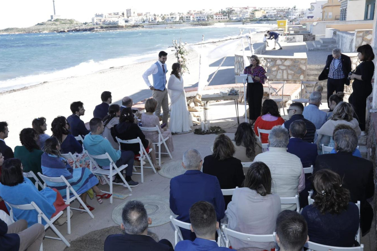 Boda oficiada por la alcaldesa en la Playa de Levante
