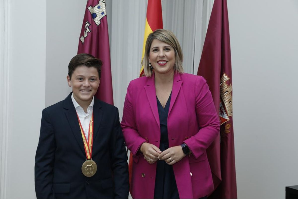 La alcaldesa, Noelia Arroyo, recibe a Alejandro Navarro, Campen de Doma, junto a sus padres y hermana