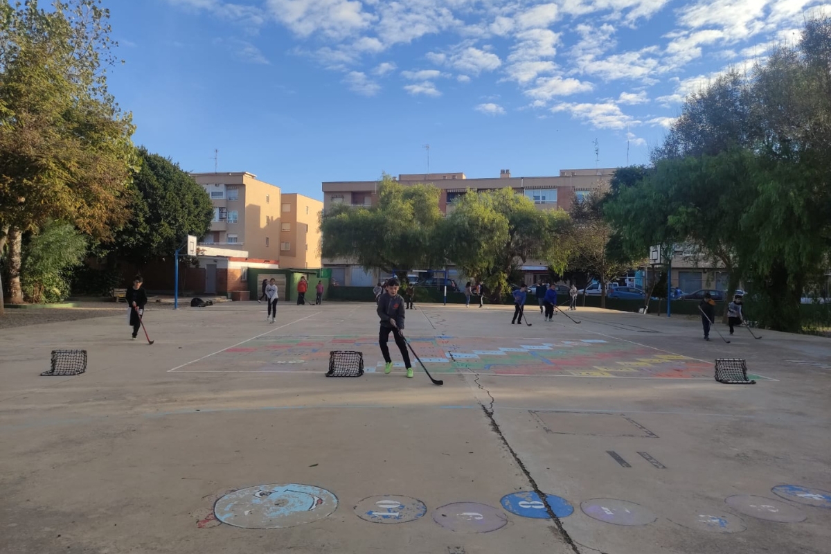 El CEIP Beethoven practica el hockey en linea con el C. H. Cartagena