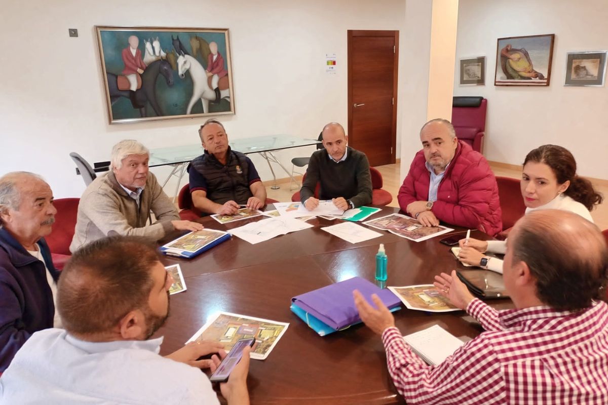 Imagen de archivo de una reunin de Juan Pedro Torralba con asociaciones de venta ambulante de Cartagena