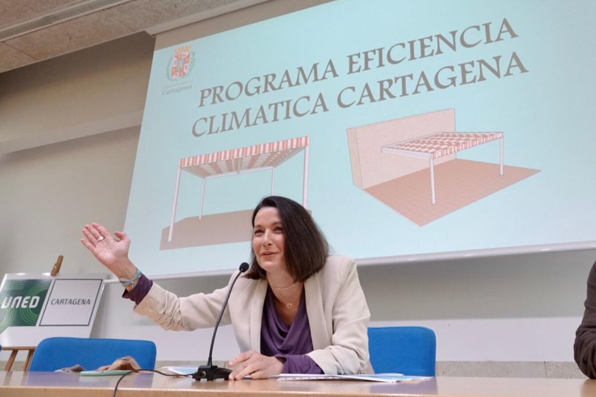 La concejala de Educación, Irene Ruiz, explica el Plan de Eficiencia Climática a los colegios de Cartagena