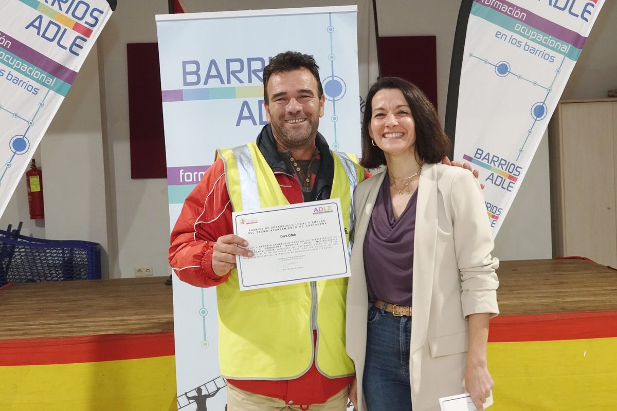 Entrega de diplomas del programa Barrios ADLE en Santa Luca