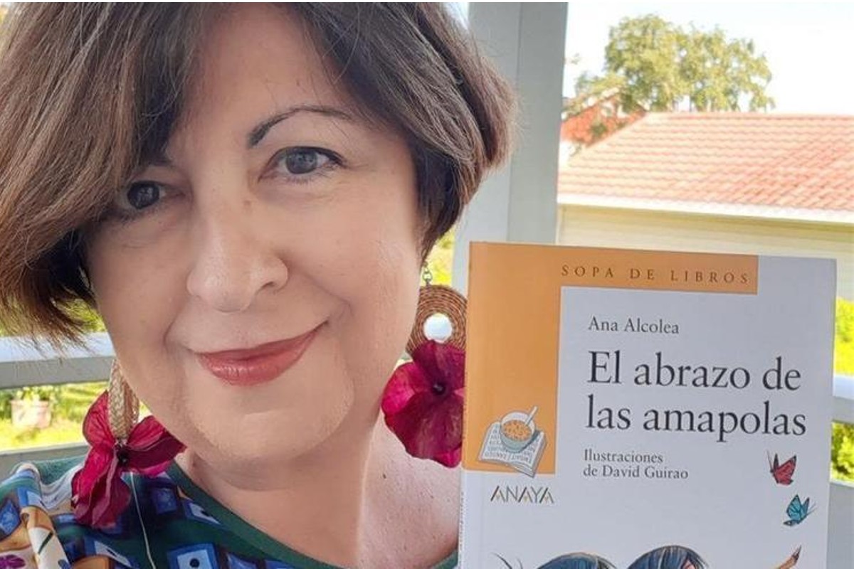 Ana Alcolea con su libro 'El abrazo de las amapolas'
