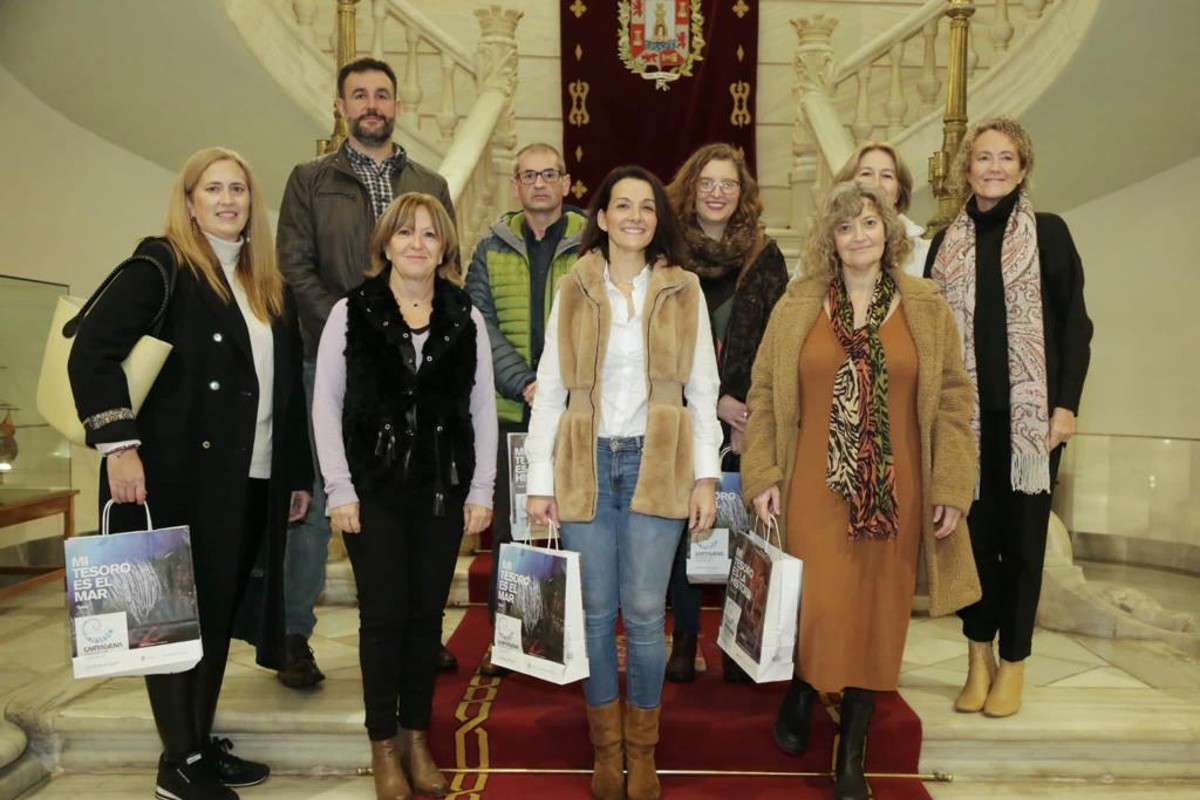 La concejala de Educacin, Irene Ruiz, acompaando a la comitiva en su visita al Palacio Consistorial