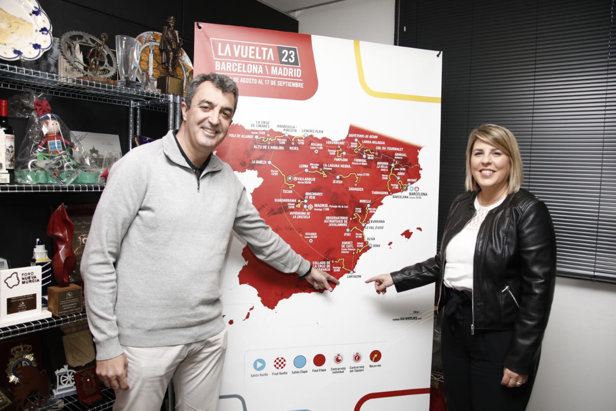 La alcaldesa, Noelia Arroyo, con el director general de La Vuelta Ciclista a España, Javier Guillén