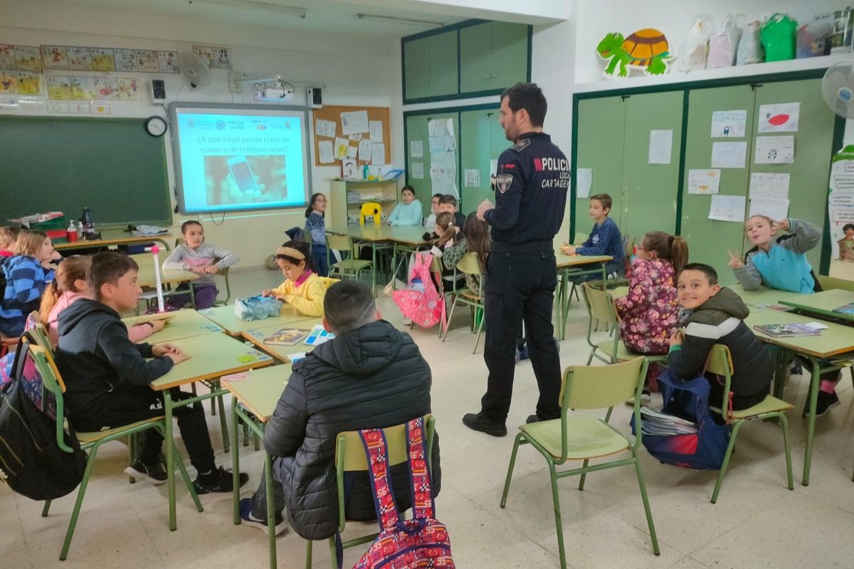 Curos de la ESPAC en el CEIP Antonio Oliver sobre Internet Seguro