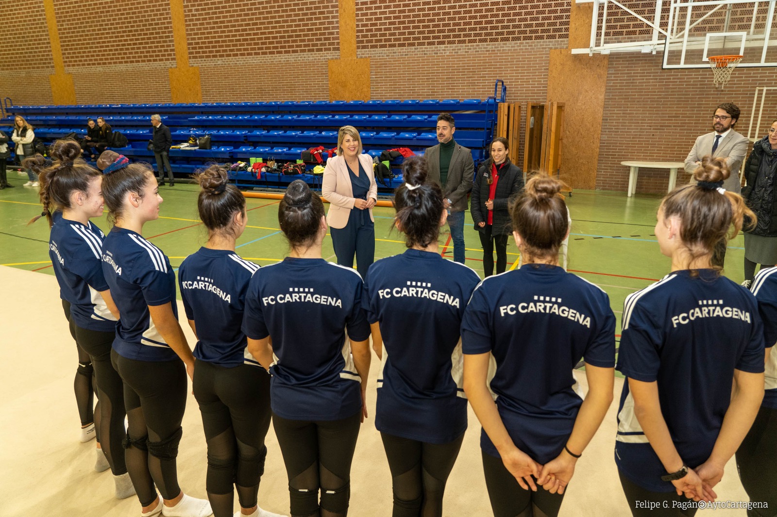 La alcaldesa hace entrega de la bandera de Cartagena a las gimnastas que participan en la Copa de Espaa de Gimnasia Esttica de grupo