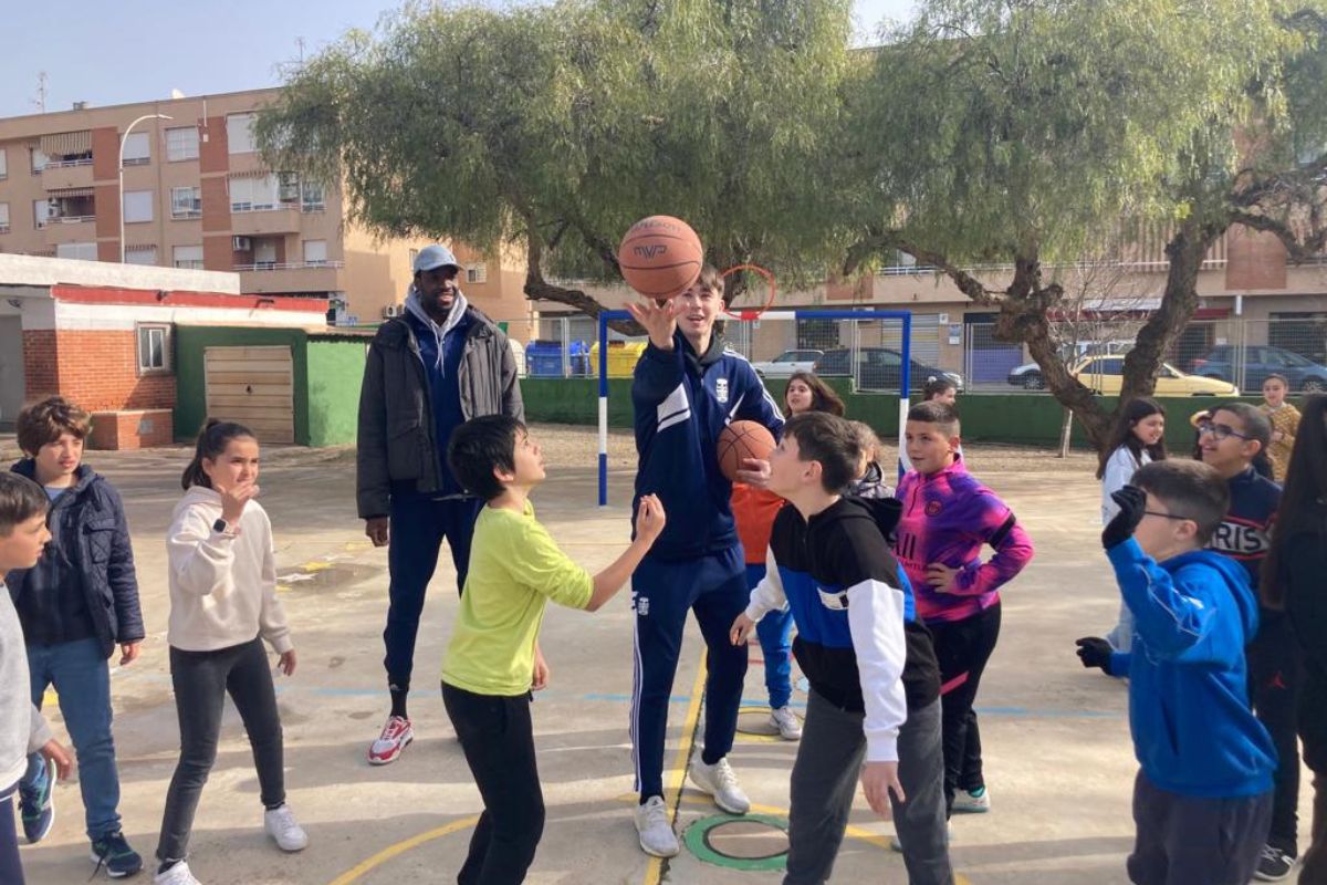 Contina la campaa 'Encesta con nosotros' que promueve el baloncesto en centros educativos