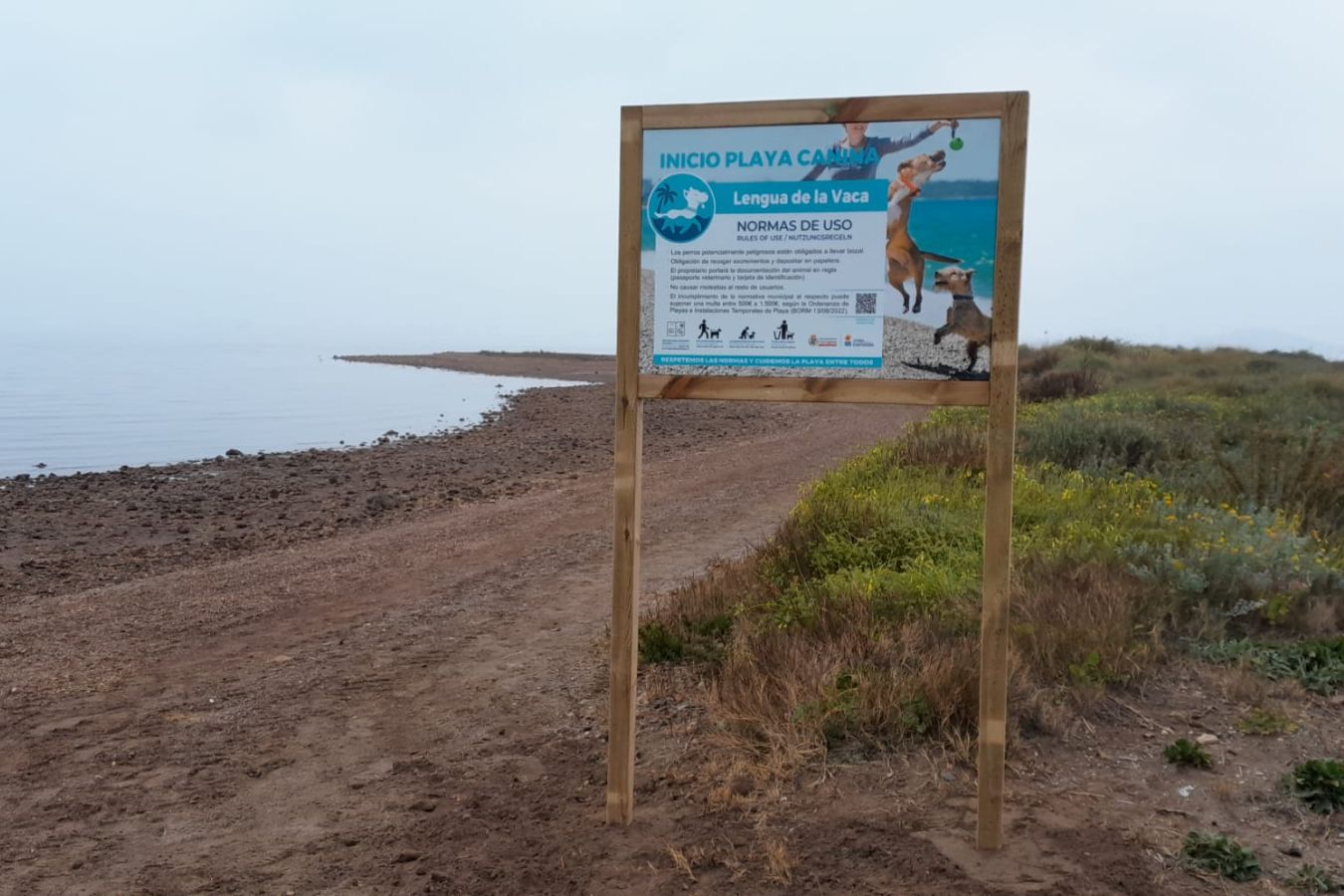 Las tres playas caninas de Cartagena ya tienen su señalética