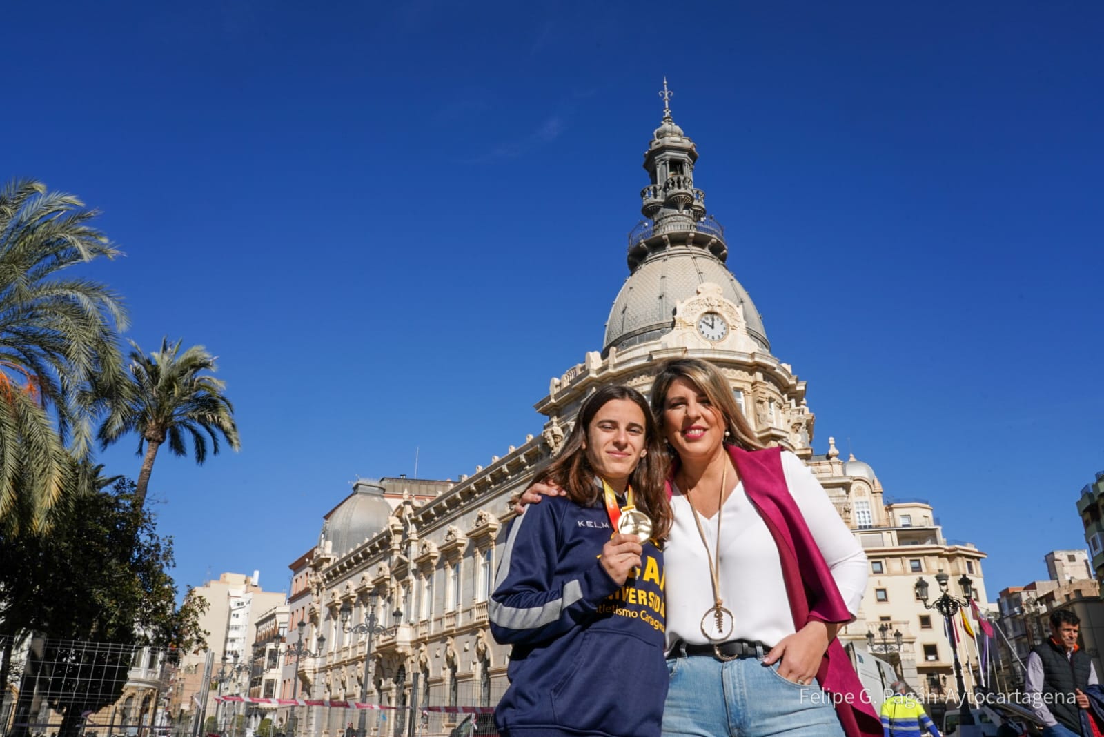 La alcaldesa ha recibido a la atleta Eva Ibarra, oro y rcord regional en los 60 metros lisos del Nacional sub-20