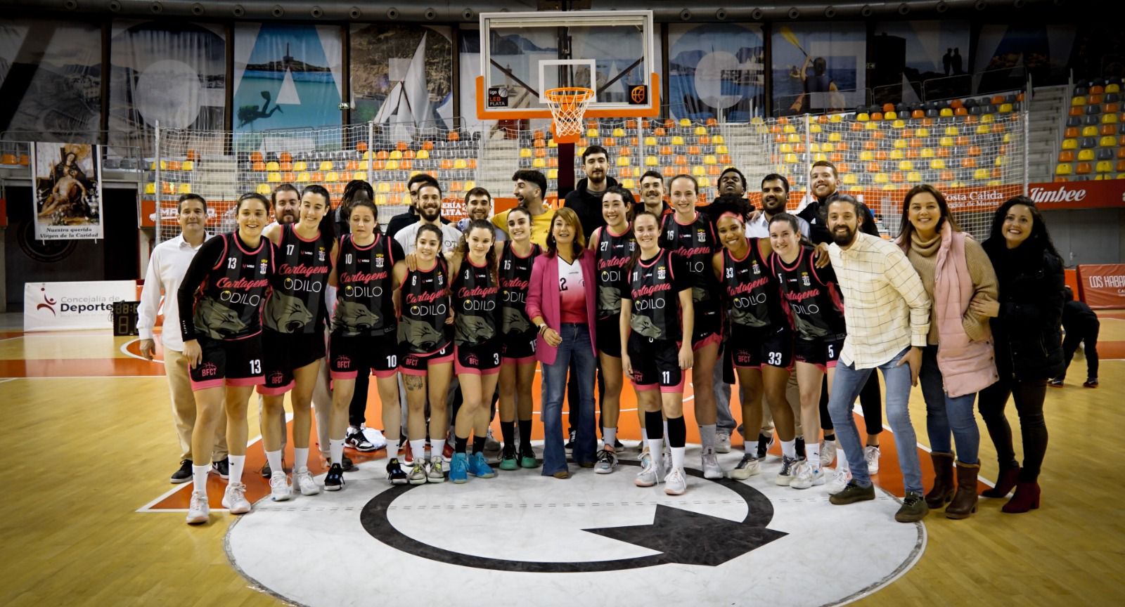 Encuentro del equipo snrio femenino Odilo FC Cartagena con el CB Ilicitano por el Da de la Mujer