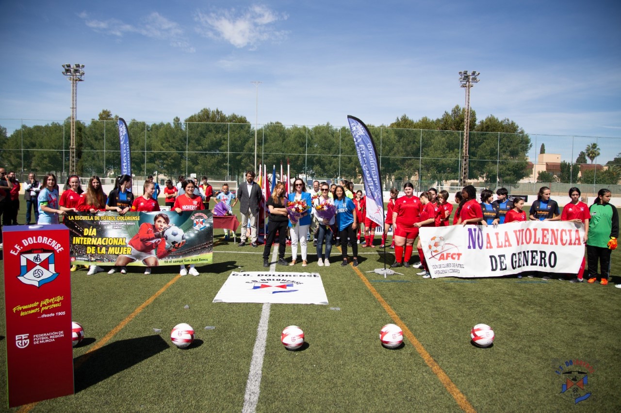 Homenaje a la categora femenina de la Liga comarcal de ftbol base por el Da Internacional de la Mujer