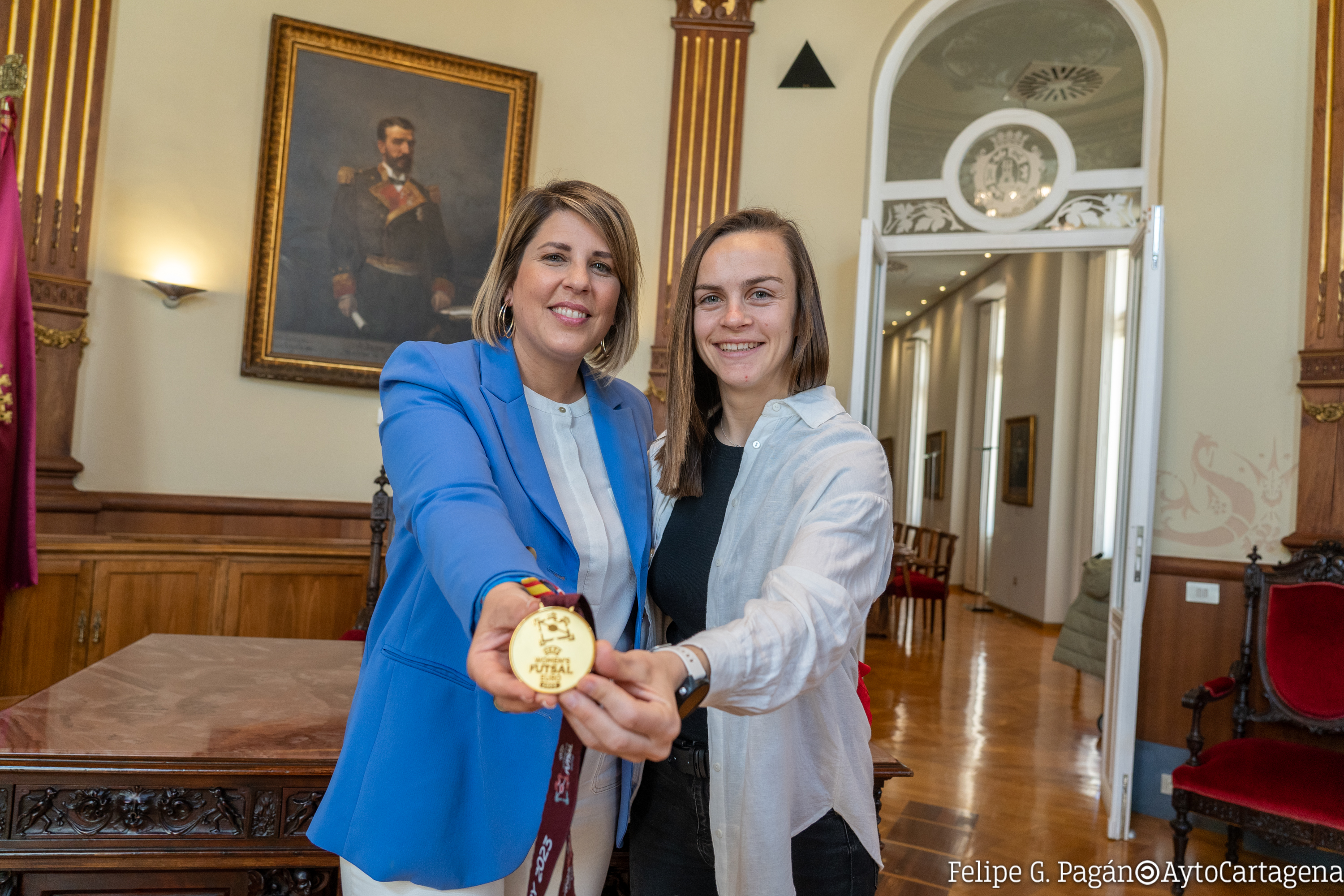 La alcaldesa, Noelia Arroyo, ha ofrecido una recepcin a la tres veces campeona de Europa de ftbol sala, Mayte Mateo, tras conseguir el ltimo trofeo en Hungra el pasado domingo