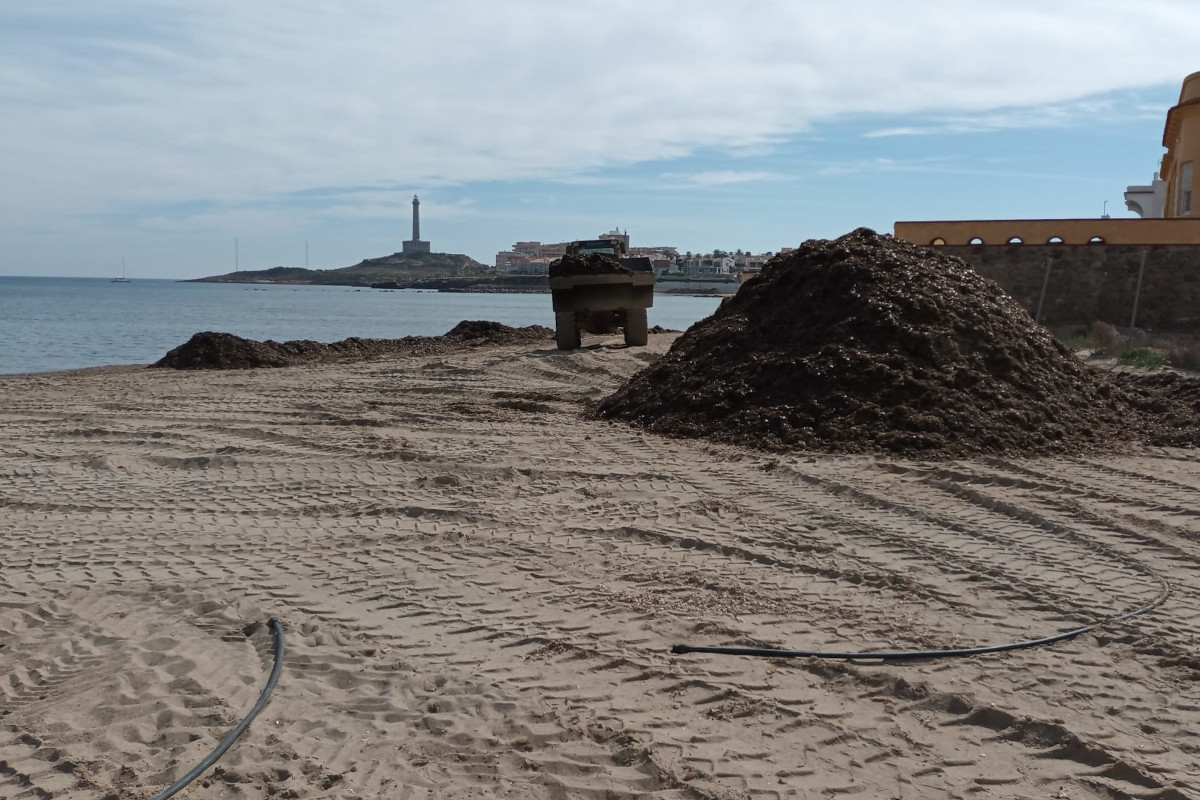 Puesta a punto de las playas de cara a las vacaciones de Semana Santa