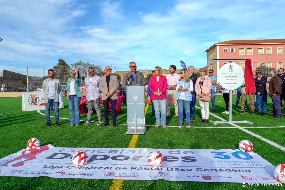 Inauguracin del campo de ftbol renovado en Santa Luca