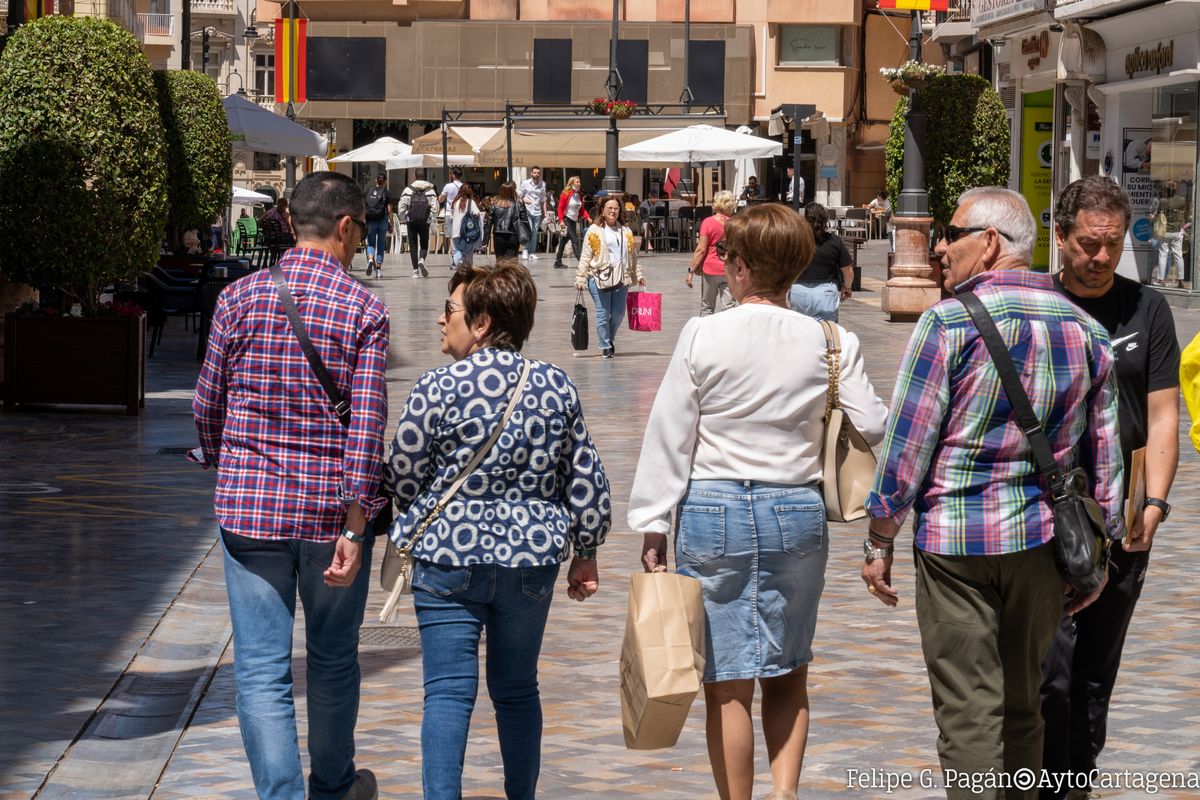 Gente caminando por Puerta de Murcia, en el casco histórico de Cartagena