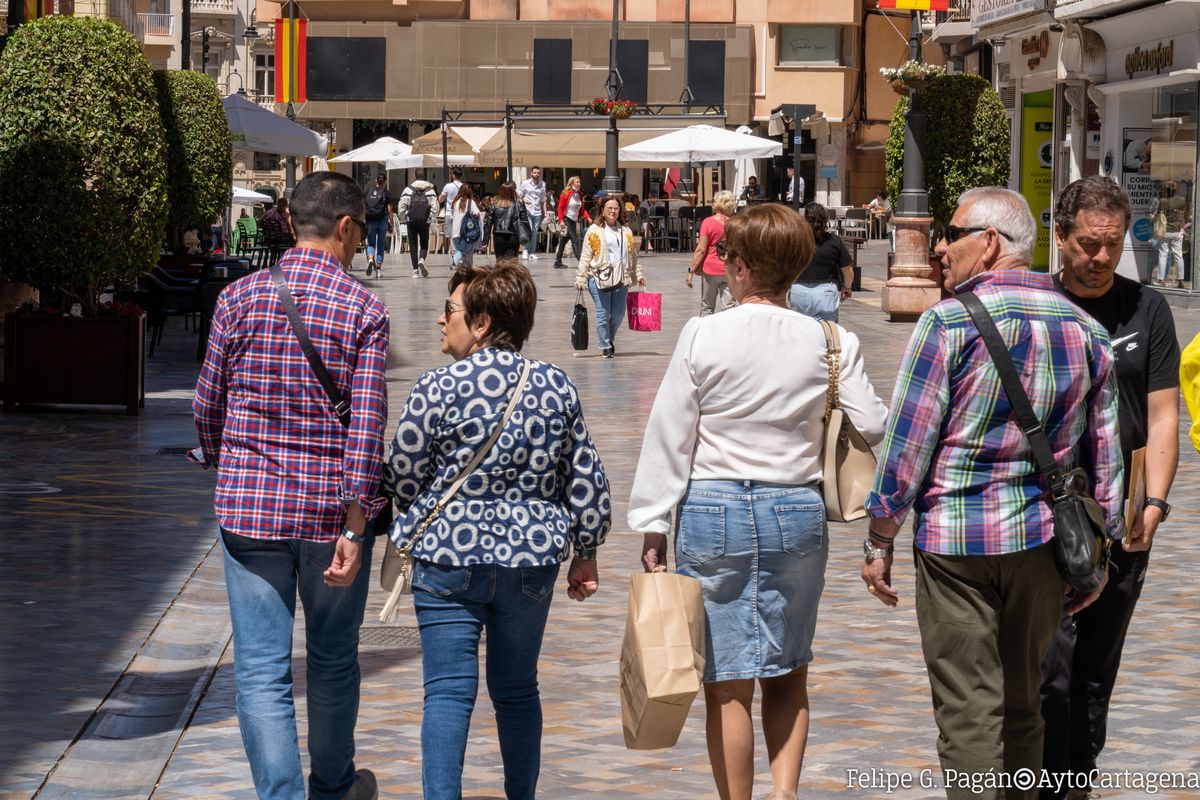Gente caminando por Puerta de Murcia, en el casco histrico de Cartagena