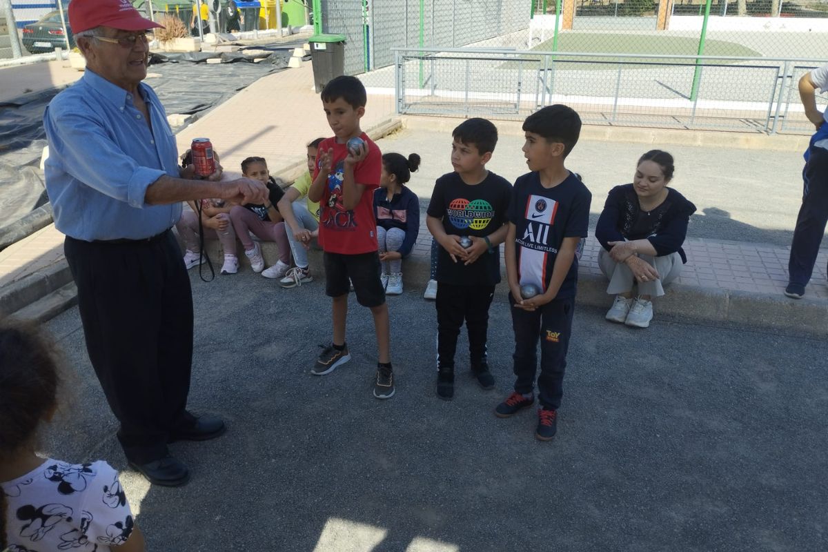 Nios de la Barriada Virgen de la Caridad han aprendido a jugar petanca 