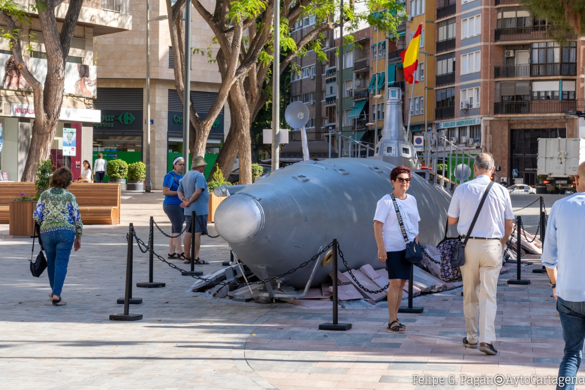 El submarino en la plaza Juan XXIII.