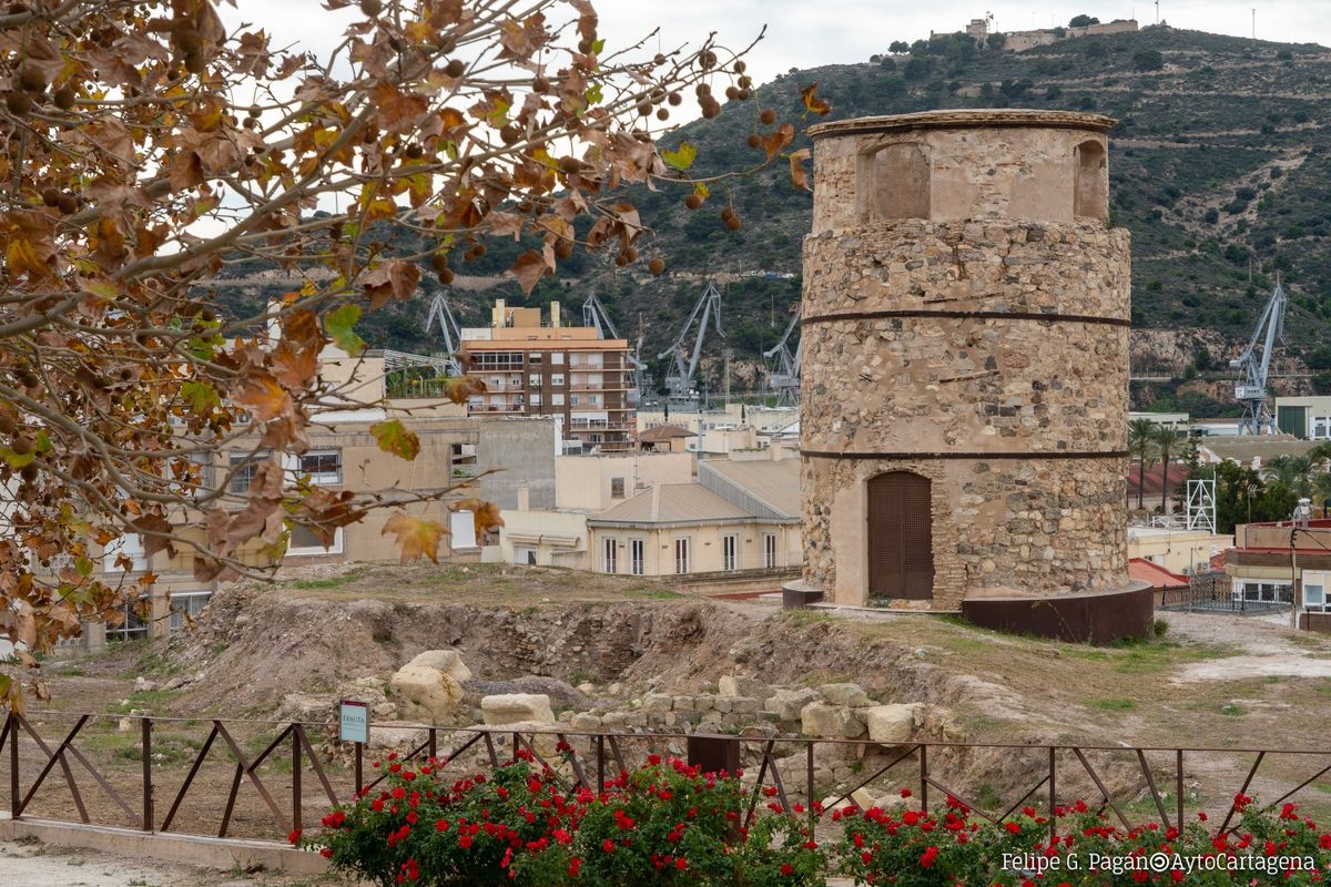 Molino-ermita de San Cristbal, en el parque del Molinete