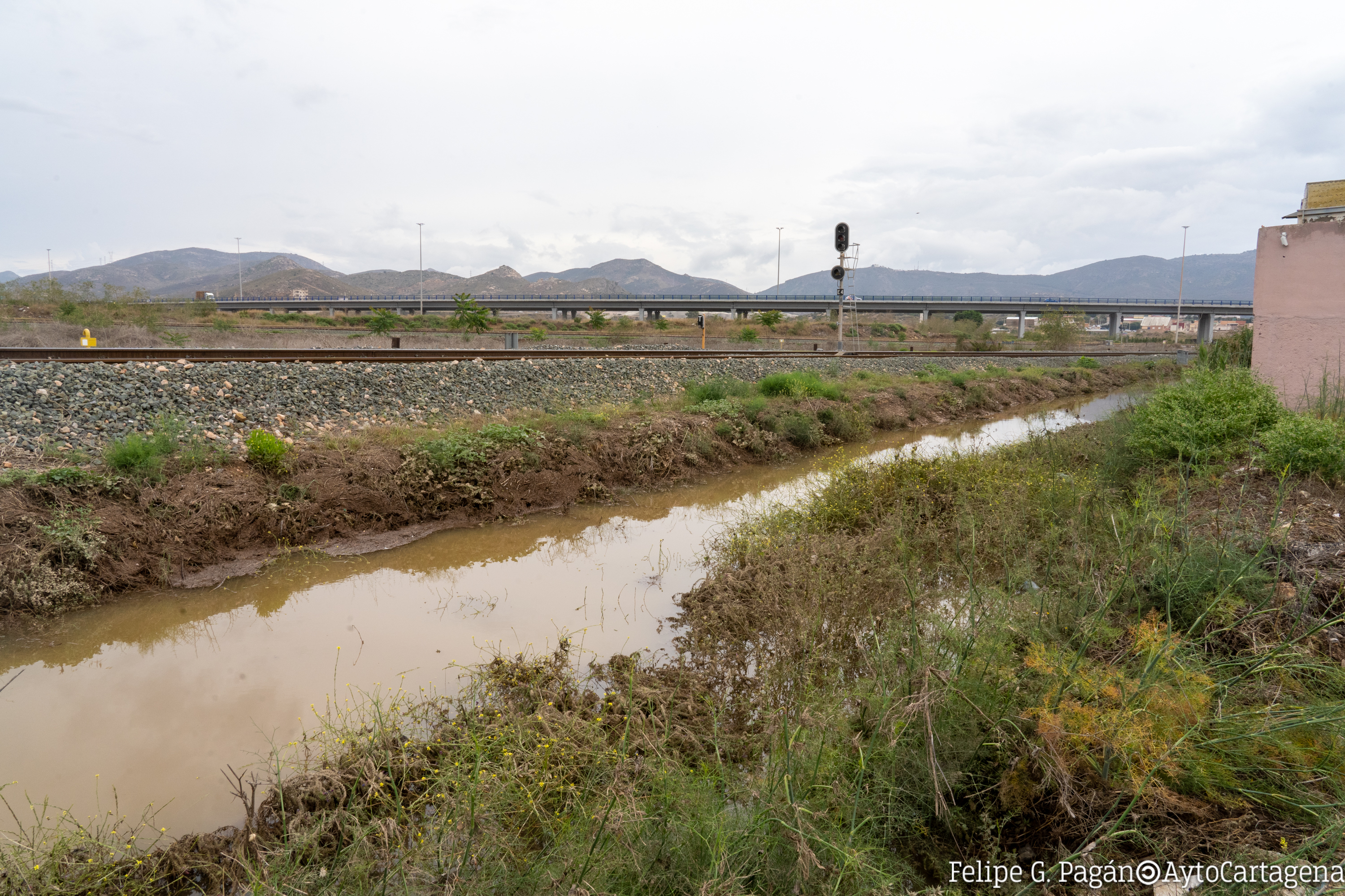 Canales de drenaje de las vas del tren cerca del puente de Torreciega