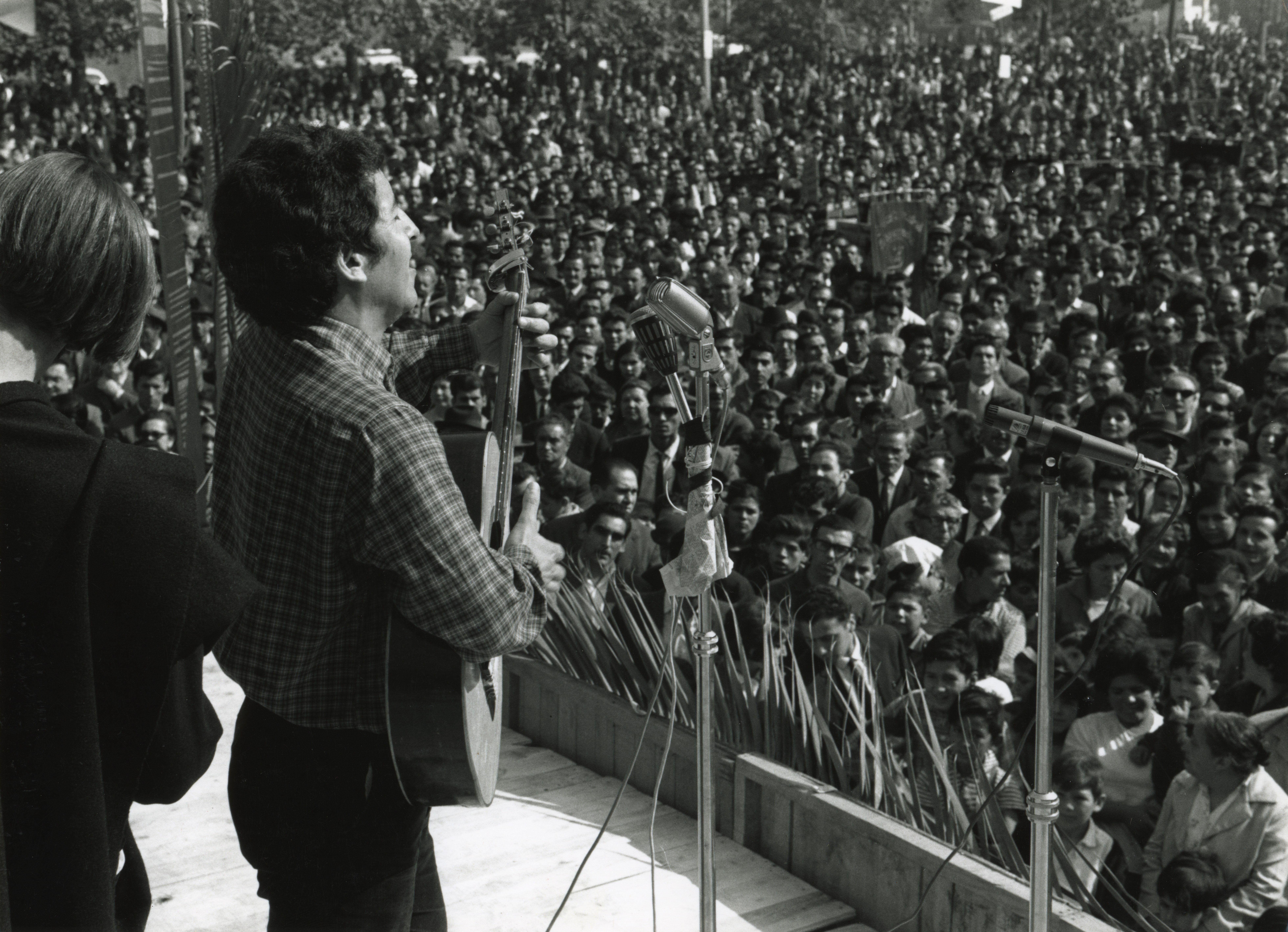 Víctor Jara junto a los Quilapayún cantando en conmemoración del 1° Mayo. Patricio Guzmán/Fundación Víctor Jara.