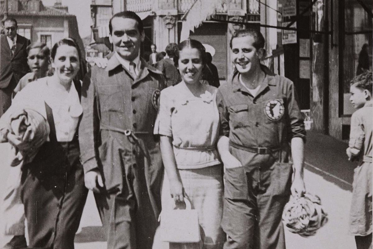 Federico García Lorca con miembros de su compañía de teatro 'La Barraca'