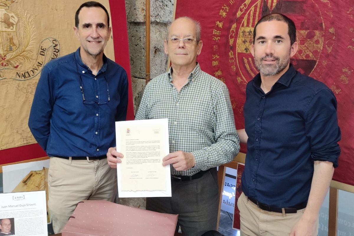 Juan Manuel Oujo Sirvent (c) junto a Luis Miguel Pérez Adán (Cronista Oficial de Cartagena) y Rafael Belda González (Jefe del Archivo Municipal).
