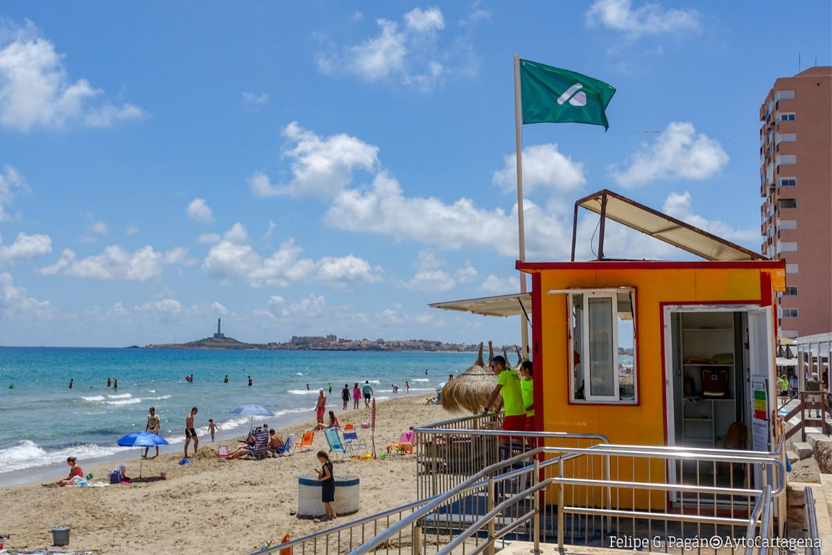 Socorristas en el puesto de Las Sirenas de La Manga este verano.