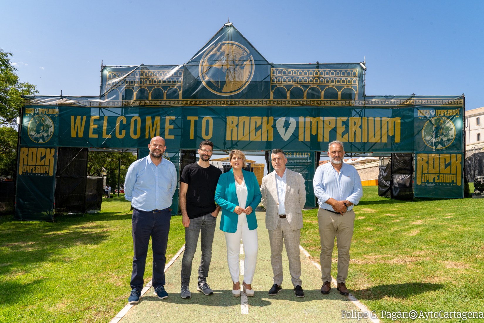 La alcaldesa de Cartagena ha realizado una visita previa a las instalaciones del Rock Imperium acompaada por el director del festival, el secretario general de la Consejera de Presidencia y Cultura, concejales del Ayuntamiento y patrocinadores