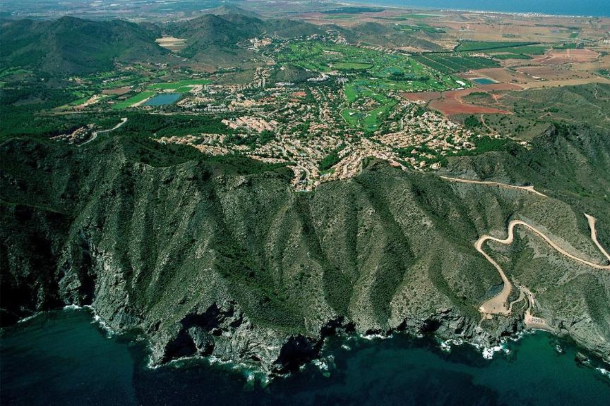 El Ayuntamiento requiere a Hidrogea para que devuelva la tasa de alcantarillado a 13 comunidades de La Manga Club