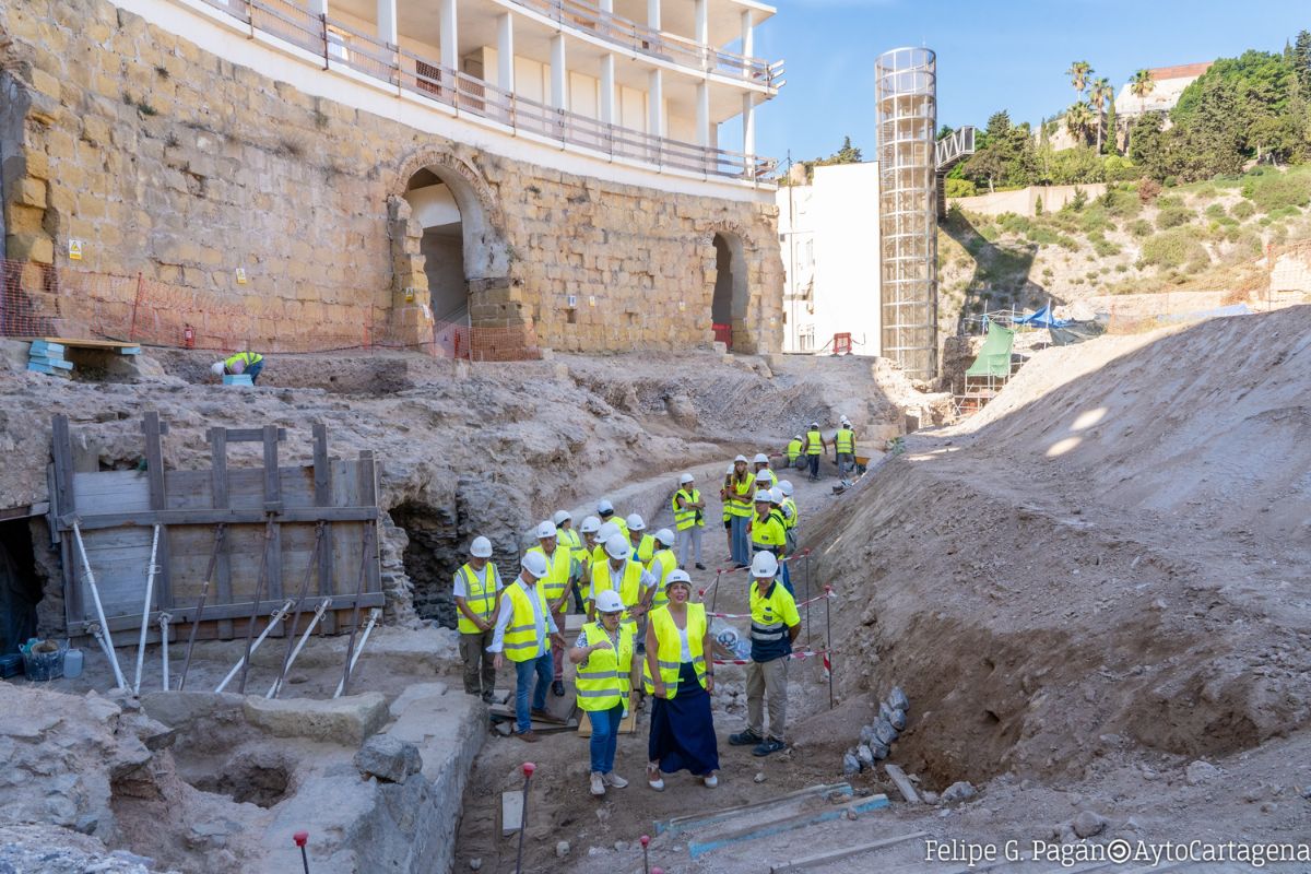 La alcaldesa de Cartagena visita la tercera fase de las excavaciones del Anfiteatro Romano