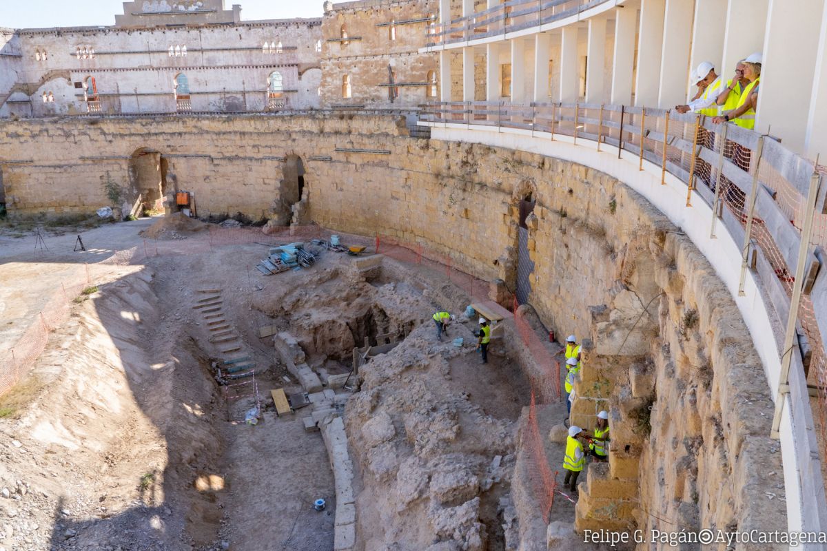 La alcaldesa de Cartagena visita la tercera fase de las excavaciones del Anfiteatro Romano