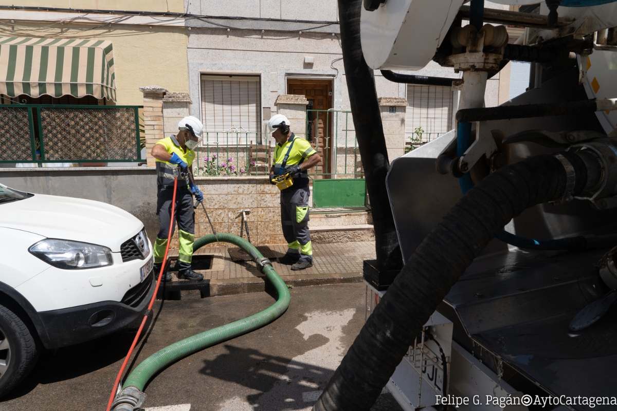 Limpieza de imbornales en Barrio de Isaac Peral por Hidrogea.