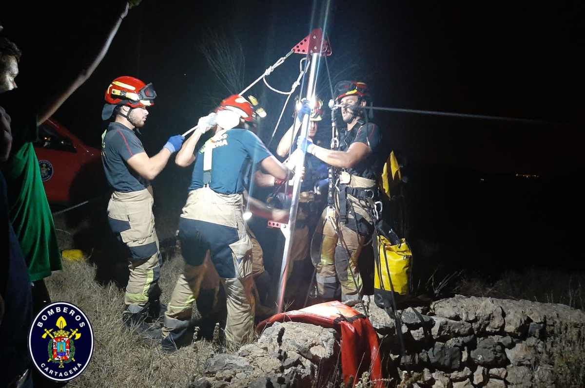 Bomberos rescatan un perro de un poxo en Galifa