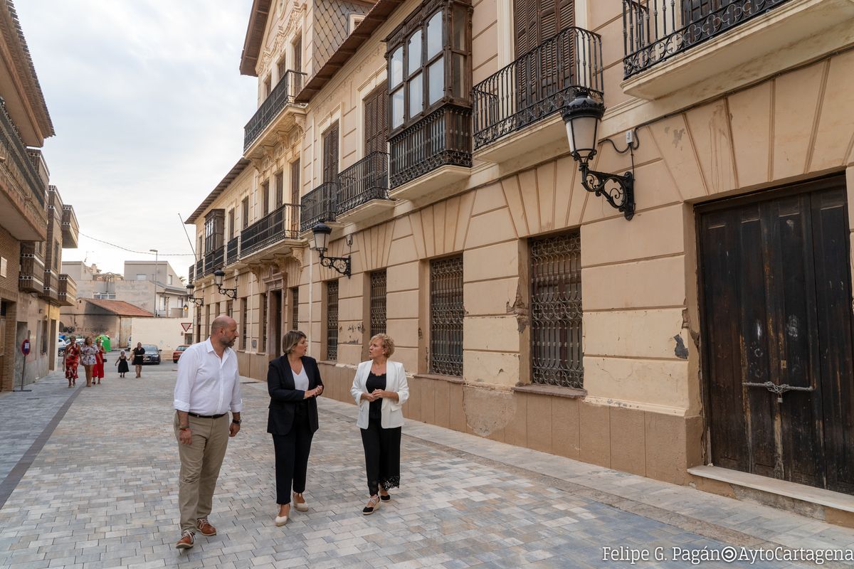 Comienzan las obras de restauracin de las cubiertas de la Casa Rubio de El Algar, cuyo entorno tambin mejora.ntorno de El Algar mejora