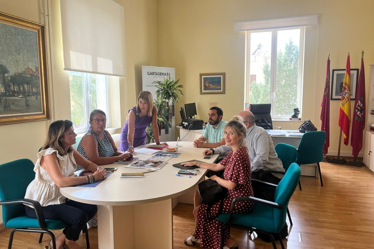 La concejala del rea de Poltica Social, Igualdad y Familia, Cristina Mora, se ha reunido con representantes de las entidades HOGAR S y Provivienda