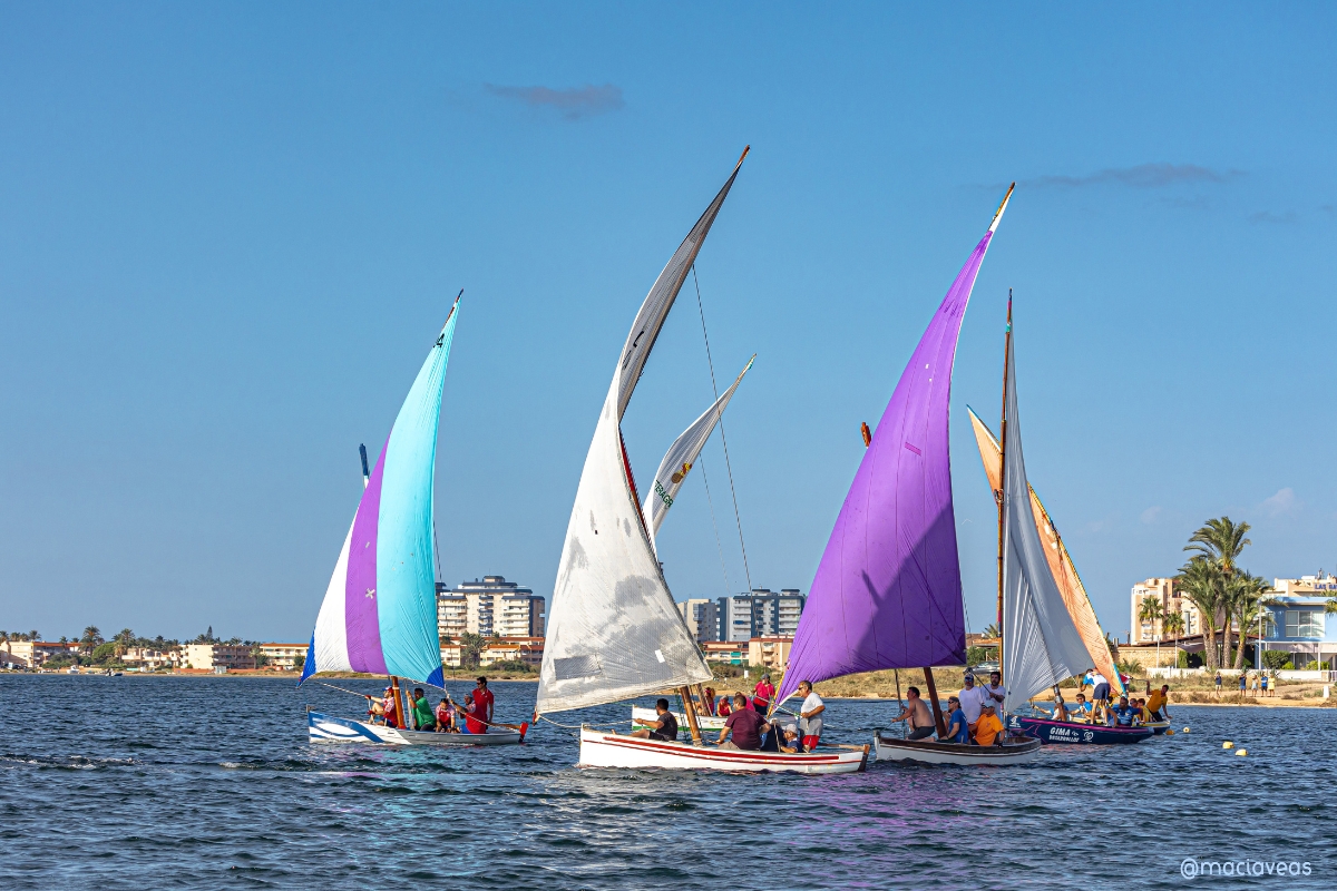 Regata vela latina botes 21 palmos La Manga del Mar Menor en la zona de Cartagena de El Vivero Playa de Los Alemanes.