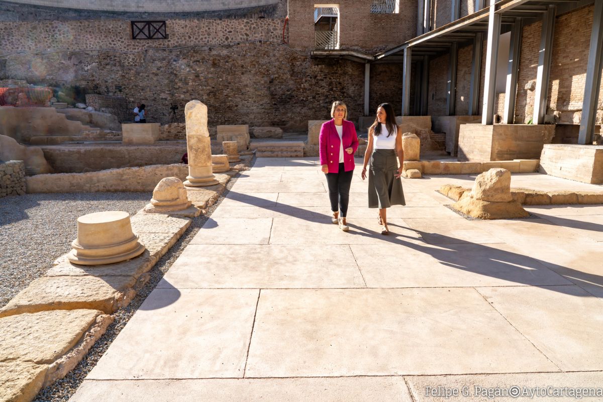 La alcaldesa de Cartagena y la consejera de Cultura han visitado la excavacin del prtico del Teatro Romano de Cartagena