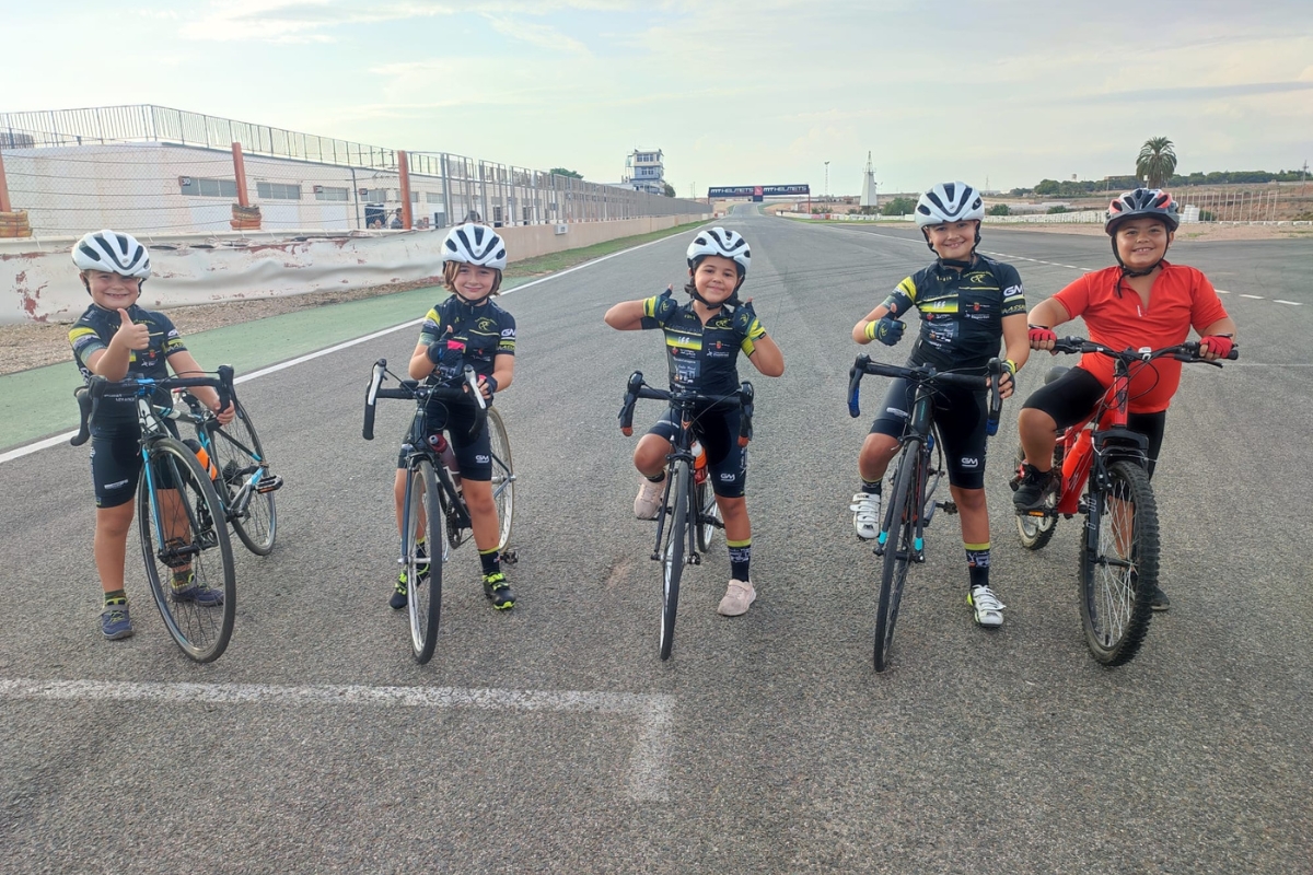 Escuela de Ciclismo Cartagena Ciudad de Tesoros del Club Ciclista de Los Dolores en el circuito de velocidad.