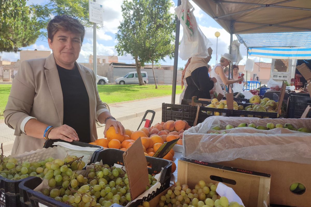 La concejal Beln Romero este martes en el mercadillo de El Albujn