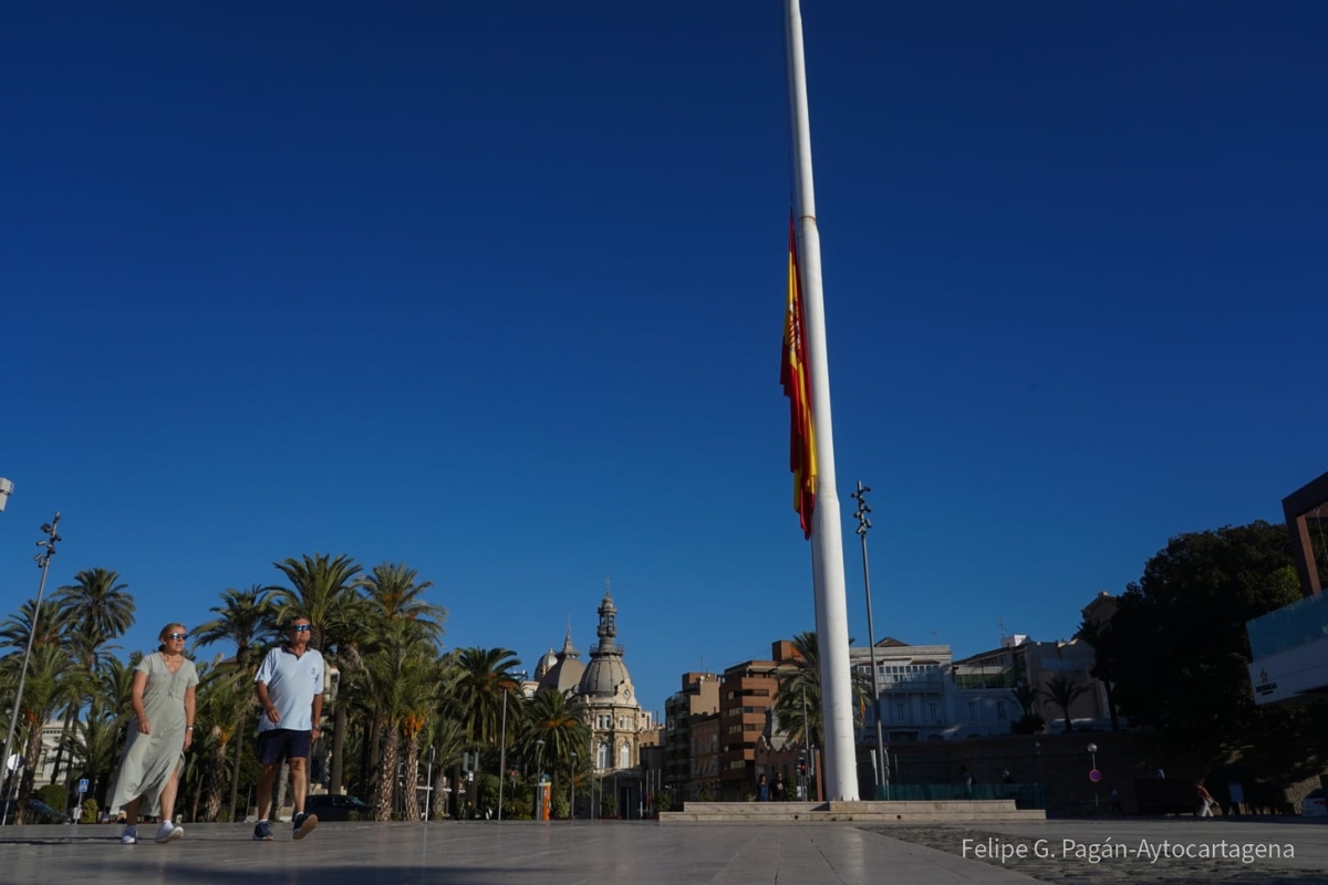 Bandera a media asta en Cartagena, imagen tomada 2 de octubre.