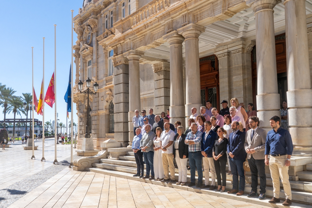 El Ayuntamiento de Cartagena guarda un minuto de silencio por la tragedia de Murcia